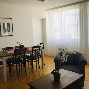 Apartment Mitten Im Achten. Zentrale In, Vienna